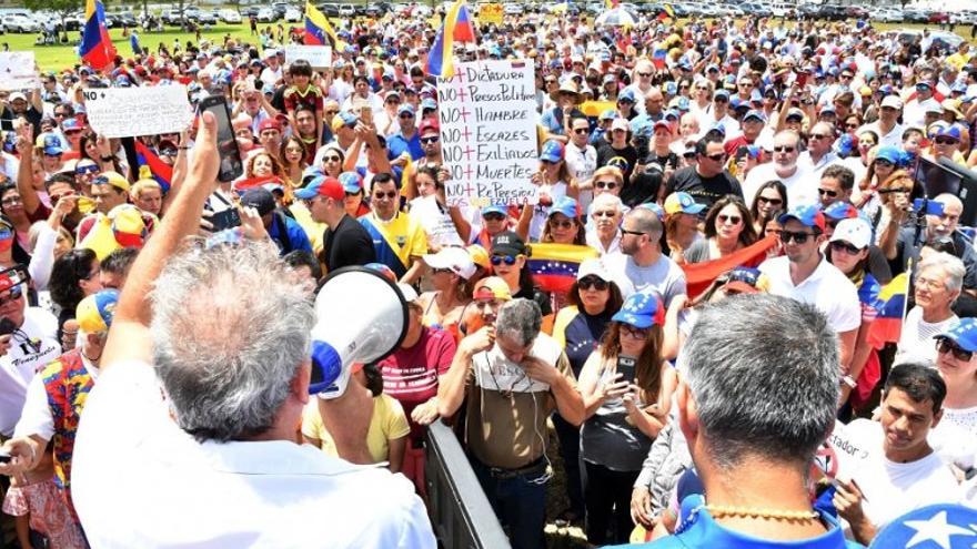 Un grupo  de venezolanos en Miami en una convocatoria de rechazo al Gobierno de Nicolás Maduro. (Álvaro Mata)