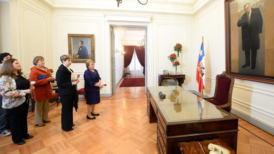 La presidenta Michelle Bachelet, junto a Isabel Allende, en el homenaje al presidente fallecido durante el golpe militar de 1973. (@presidencia_cl)