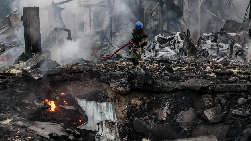 Miembros del servicio de rescate ucraniano trabajan en el lugar de un ataque con misiles en una zona residencial, en Kiev, Ucrania, el 21 de septiembre de 2023. (EFE/EPA/Oleg Petrasyuk)