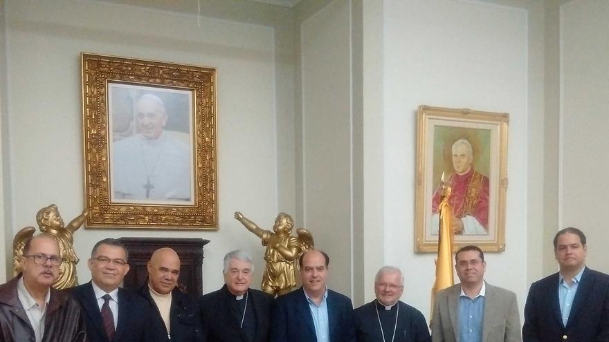 Miembros de la MUD reunidos con el representante personal del papa, monseñor Emir Paul Tscherrig y el nuncio monseñor Aldo Giordani. (@ChuoTorrealba)