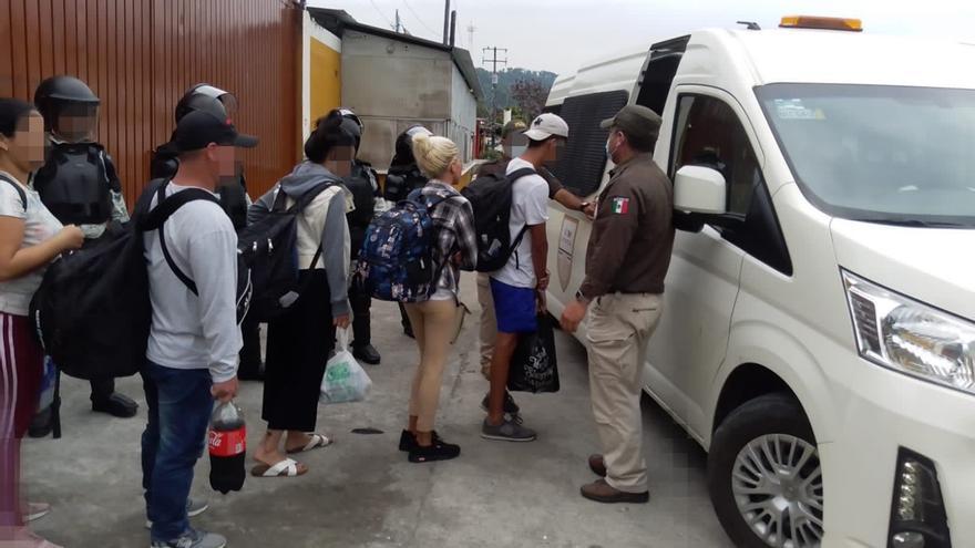 Un grupo de migrantes es trasladado por agentes de Migración de México luego de ser ubicados en un hotel en el estado de Chiapas, cerca de la frontera con Guatemala. (Instituto Nacional de Migración de México/Facebook)