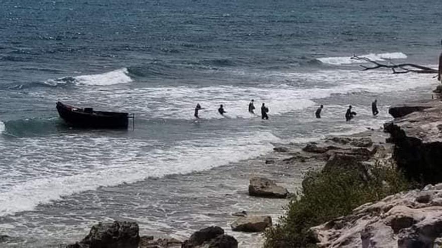 Migración cuenta con las imágenes de la llegada de siete balseros cubanos a Isla Mujeres, dos ya fueron detenidos. (Facebook/Esquema Cozumel)