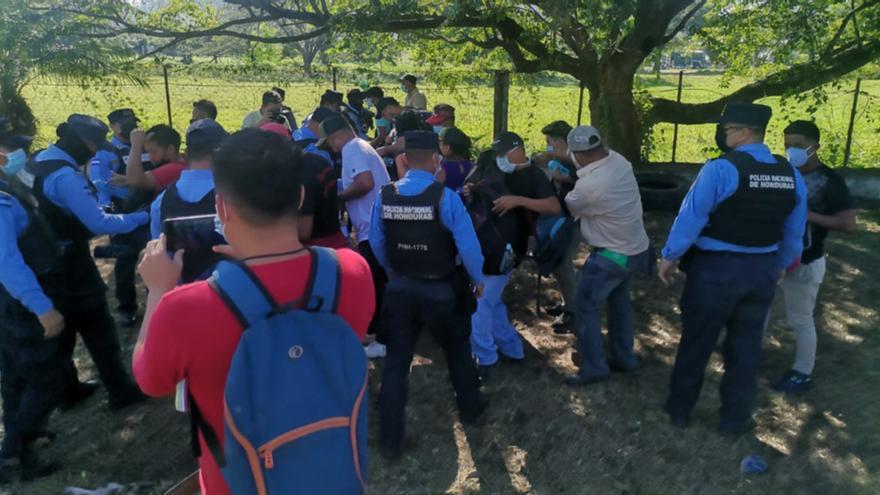 Los agentes de Migración y de la policía hondureña han sido acusados por varios cubanos de extorsionarlos. (Twitter-Policía Nacional Honduras)