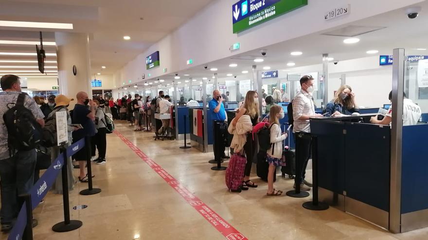 A decenas de cubanos agentes de Migranción en el Aeropuerto Internacional Manuel Crescencio Rejón, les han impedido ingresar a México. (INM)