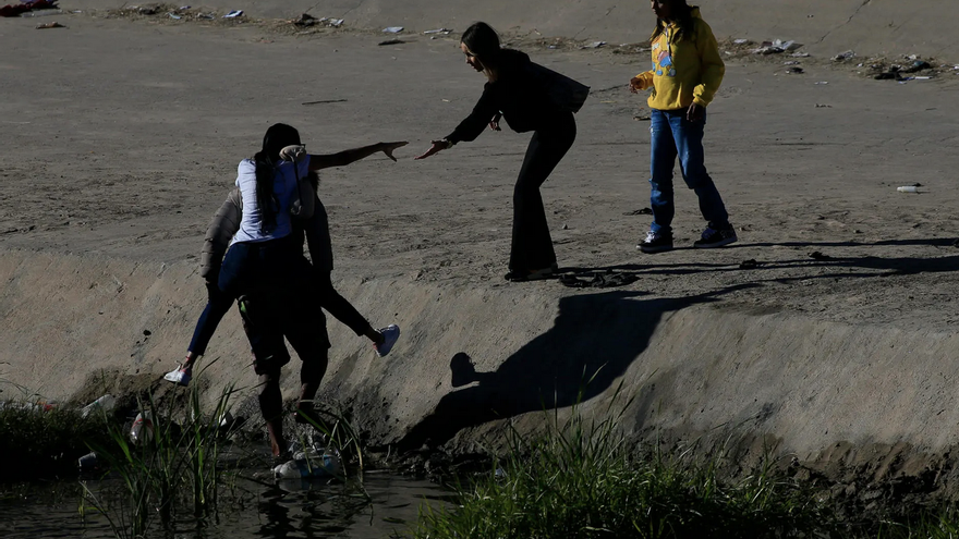 Migrantes cruzan fronterizo Río Bravo, en Ciudad Juárez, en el estado de Chihuahua (México), en una fotografía de archivo. (EFE/Luis Torres)