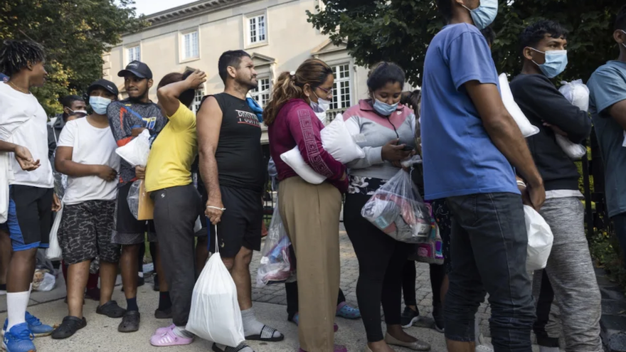 Migrantes a las afueras de la residencia de la vicepresidenta de EE UU, Kamala Harris, en Washington, el pasado 15 de septiembre. (EFE/Jim Lo Scalzo)