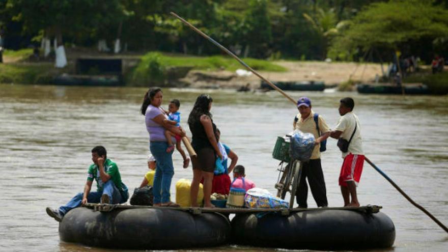 Migrantes cruzando la frontera de Río Grande a EE UU. (@Chacatorex)