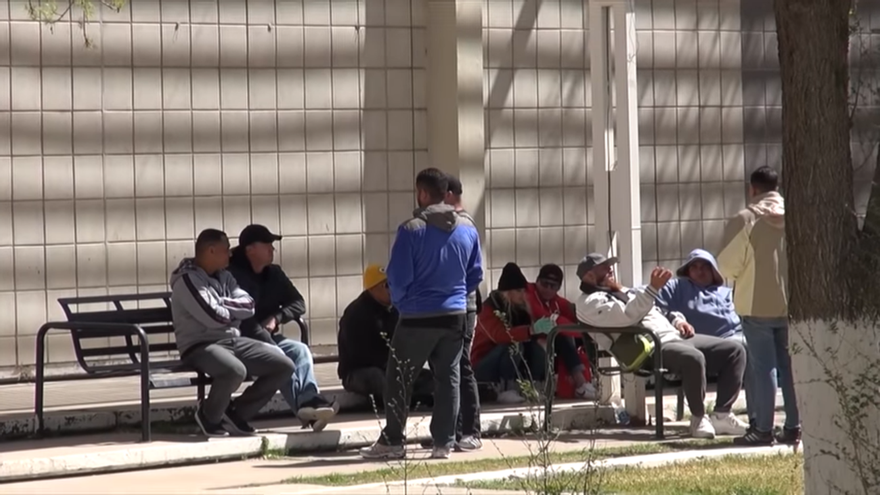 Migrantes en Ciudad Juárez a la espera de sus procesos de asilo para entrar a EE UU. (Captura)