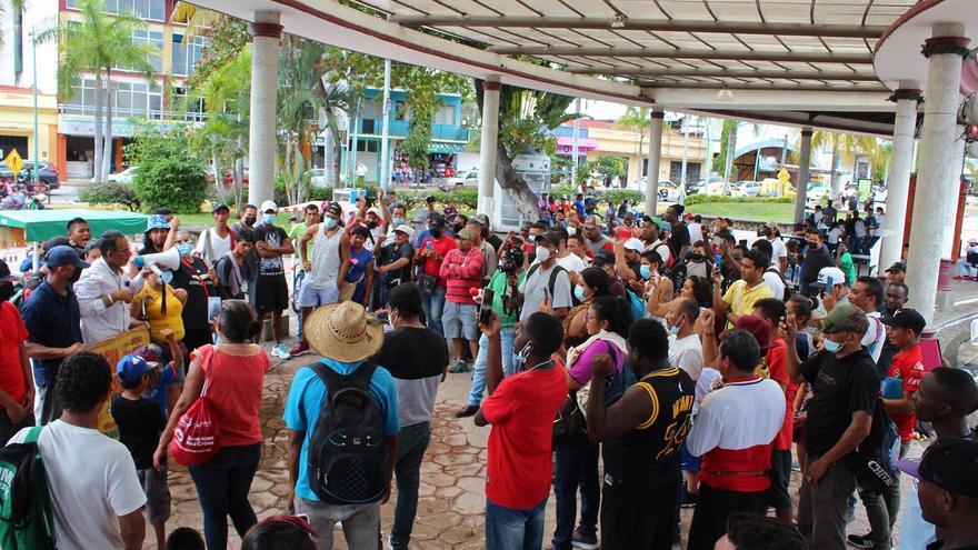 Migrantes indocumentados frente a las instalaciones del Poder Judicial de la Federación en Tapachula, en el estado de Chiapas. (EFE)
