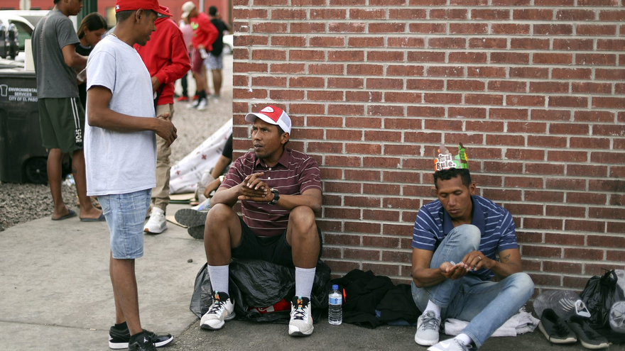 Migrantes venezolanos en el centro de la ciudad fronteriza de El Paso, Texas. (EFE/Jesús Rosales)