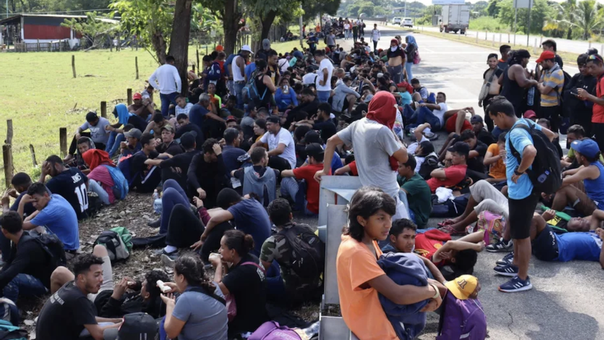 Migrantes indocumentados, en su mayoría venezolanos, descansan mientras avanzan en caravana, hoy, en el municipio de Tapachula, en el estado de Chiapas (México). (EFE/Juan Manuel Blanco)