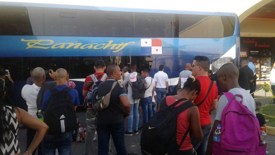 Migrantes cubanos varados en Panamá salen rumbo a México. (Facebook)
