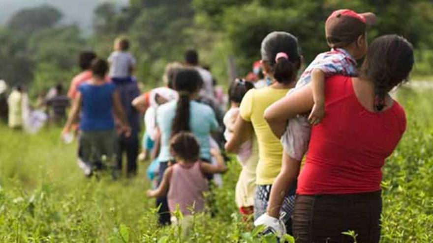 Migrantes cruzan la frontera de Guatemala con México. (EFE)