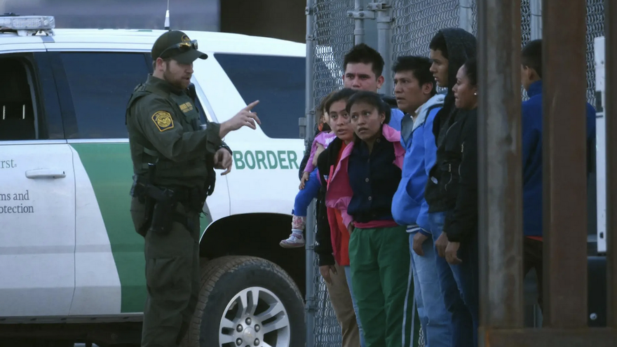 Migrantes en la frontera de Estados Unidos, en una imagen de archivo. (EFE/Rey R. Jauregui)