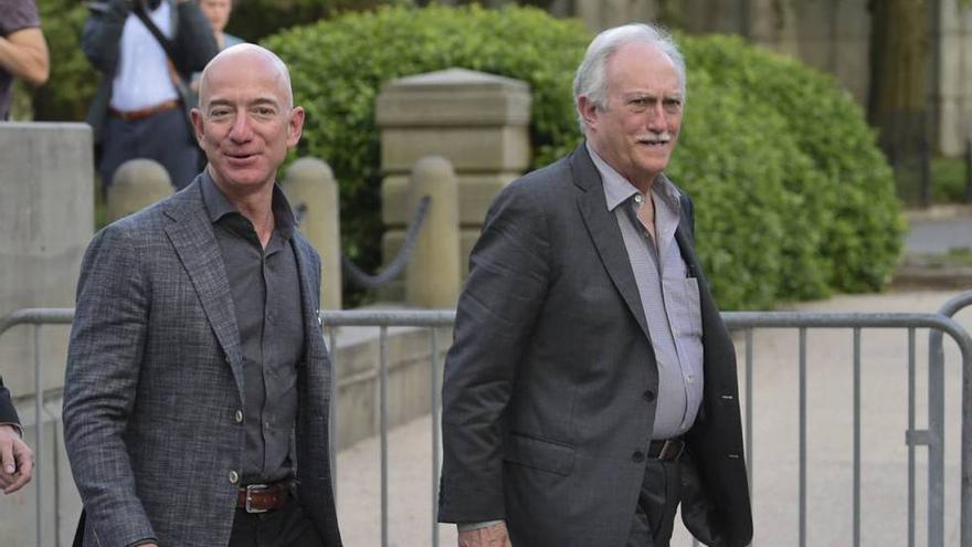 El cubano Miguel Bezos (derecha) es el padre del fundador de Amazon.