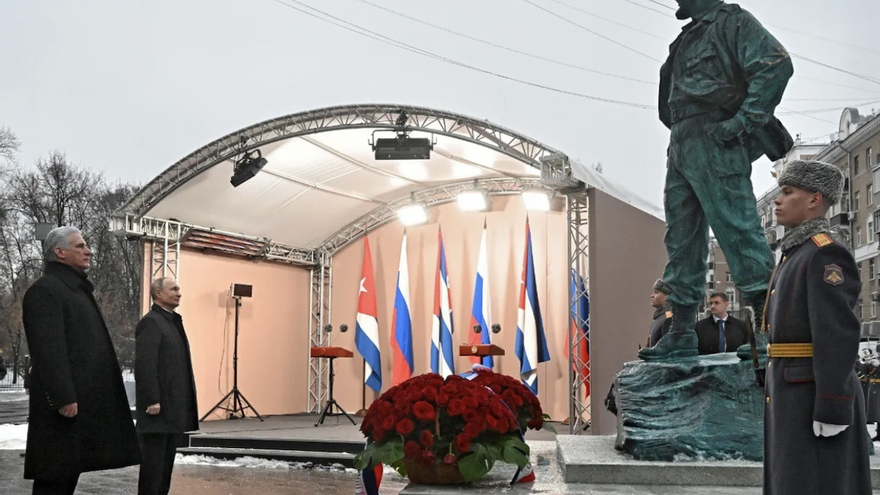 Miguel Díaz-Canel y su homólogo ruso, Vladímir Putin, ante la estatua de Fidel Castro inaugurada este martes en Moscú. (EFE/EPA/Sergei Savostyanov)