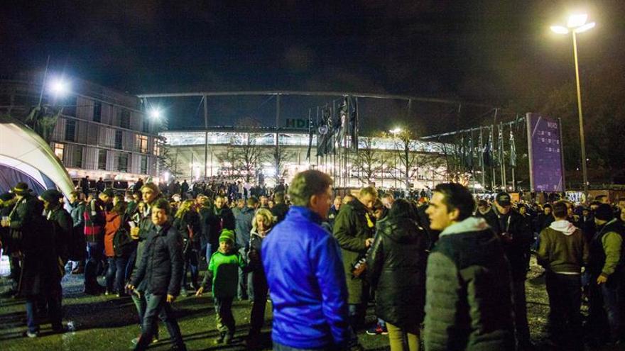 Miles de aficionados fuera del estadio de Hannover después de que ser desalojados por riesgo de atentado. (EFE)