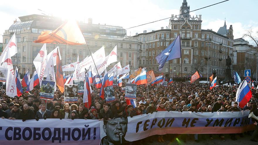Miles de manifestantes conmemoran el primer aniversario del asesinato del dirigente opositor Boris Nemtsov. (EFE)