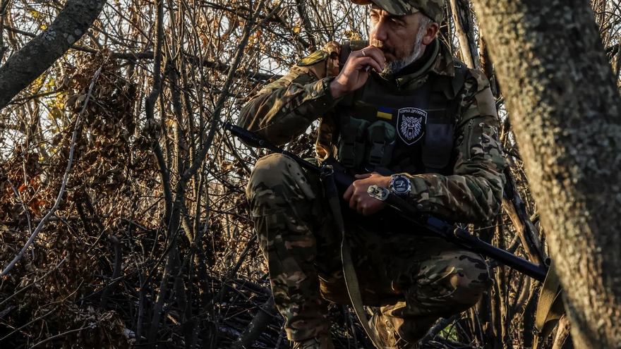 Militares ucranianos en primera línea en la zona norte de Jersón, en Ucrania, el 7 de noviembre de 2022. (EFE/EPA/Hannibal Hanschke)