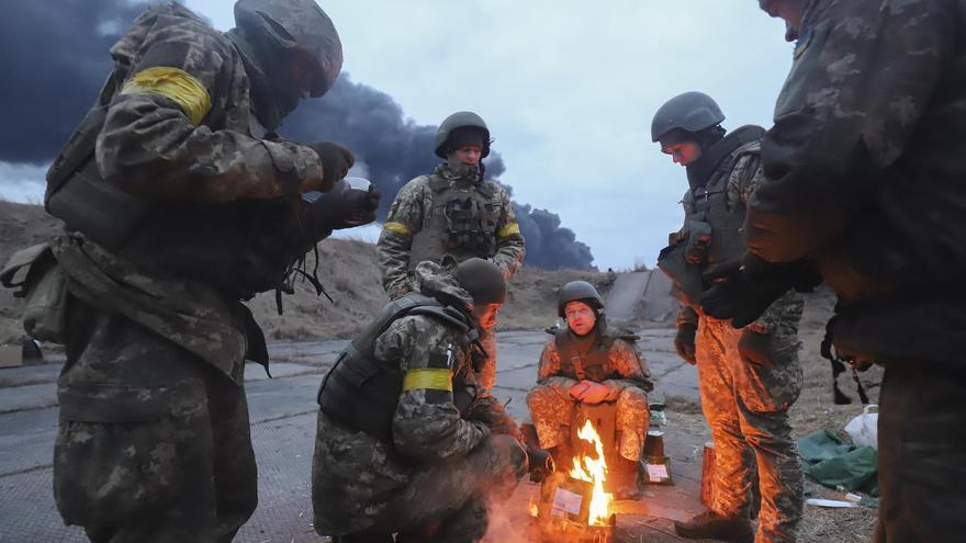 Militares ucranianos a las afueras de Kiev, Ucrania, este fin de semana. (EFE/EPA/Alisa Yakubovych)