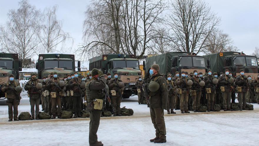 Militares de la Guardia Nacional de Ucrania participan en ejercicios tácticos y especiales en un pueblo cerca de Shostka, en el norte del país. (EFE/EPA/Oleksander Yesmanchuk)
