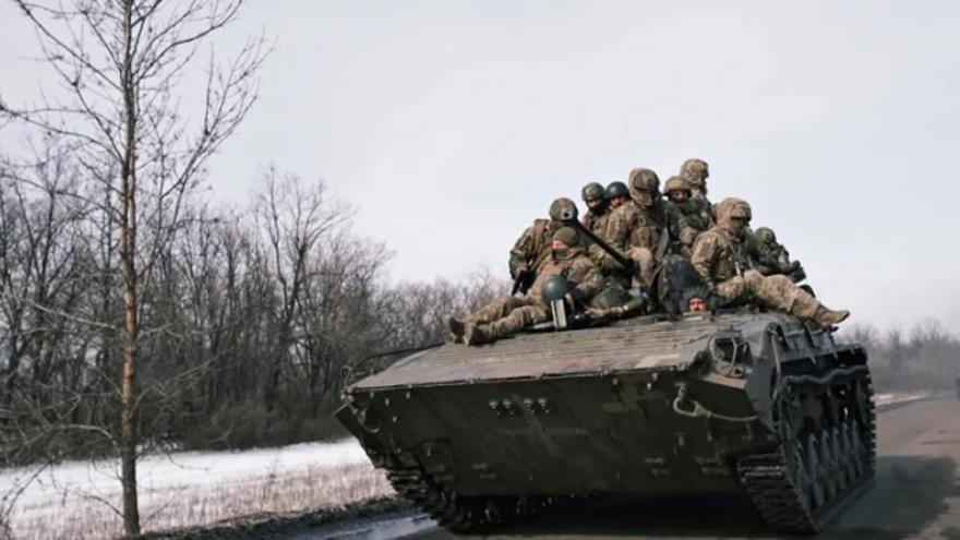 Militares ucranianos se transportan encima de un tanque en una carretera en Bajmut. (EFE)
