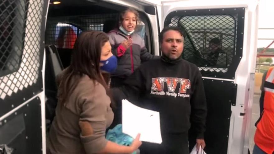 Momento en que Ramón Tejera y su familia son entregados a las autoridades de Migración mexicanas, el pasado 26 de marzo. (Captura)