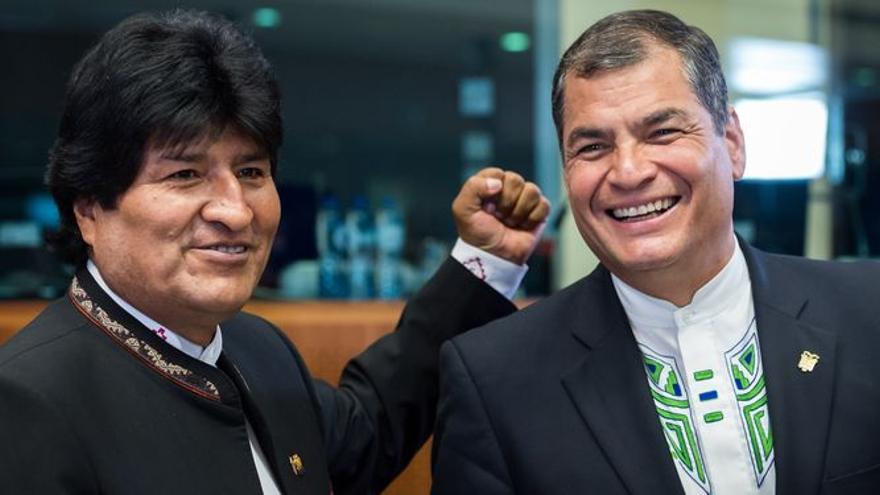 El presidente boliviano Evo Morales (izq.) conversa con su homólogo ecuatoriano Rafael Correa, en Bruselas. (EFE)