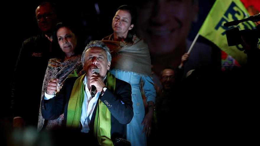 Lenín Moreno ofrece un discurso este domingo tras proclamarse vencedor de las elecciones en la sede del Partido Alianza País en Quito. (EFE/José Jácome)