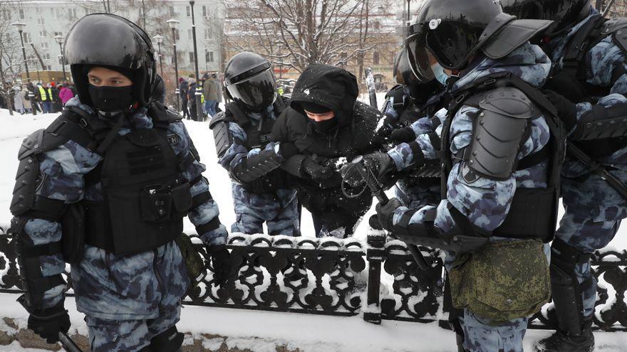 En Moscú, las detenciones comenzaron incluso antes del inicio de la marcha por la liberación de Navalni, convocada inicialmente en la plaza de Lubianka. (EFE/EPA/Sergei Ilnitsky)