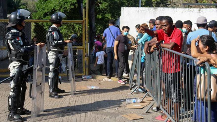 Desde el jueves antimotines de la Guardia Nacional resguardan la seguridad de las instalaciones de la Comisión Mexicana de Ayuda a Refugiados en Tapachula. (EFE)