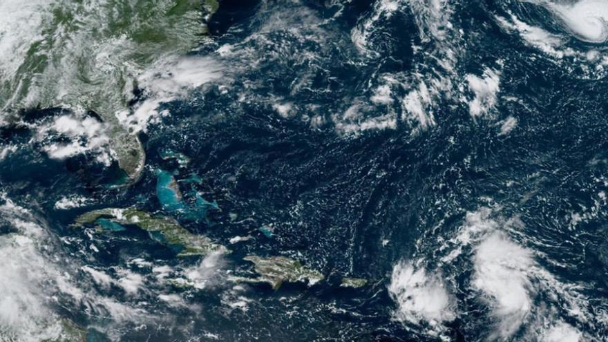 El Centro Nacional de Huracanes pronosticó un fortalecimiento de los vientos durante los próximos días debido a las tormentas Earl y Danielle. (National Hurricane Center)