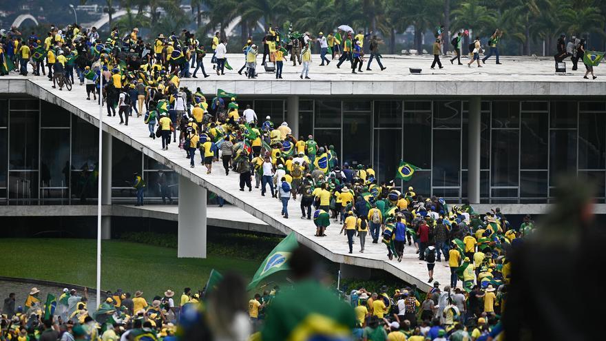 Los manifestantes invaden el Congreso Nacional, el Supremo Tribunal Federal y el Palacio del Planalto en Brasilia. (EFE)