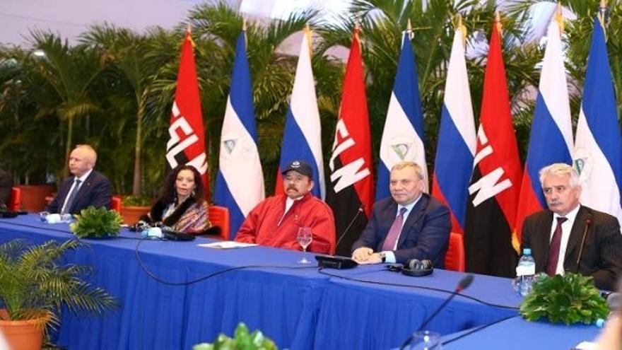 El presidente de Nicaragua Daniel Ortega y su viceprendenta y esposa Rosario Murillo con el vice primer ministro de Rusia, Yuri Borisov. (Captura)