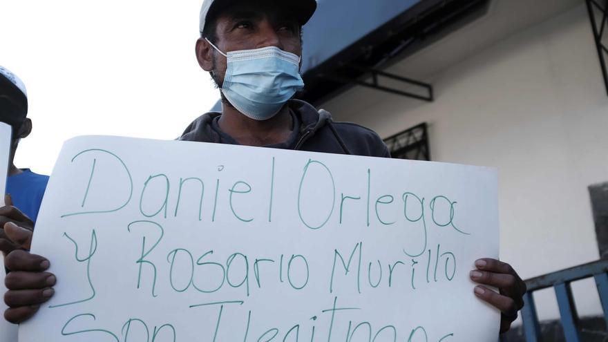 Nicaragüenses en una protesta frente a la embajada de Nicaragua en San José, Costa Rica, en rechazo al resultado de las elecciones que dieron la victoria a Daniel Ortega. (EFE/Jeffrey Arguedas)
