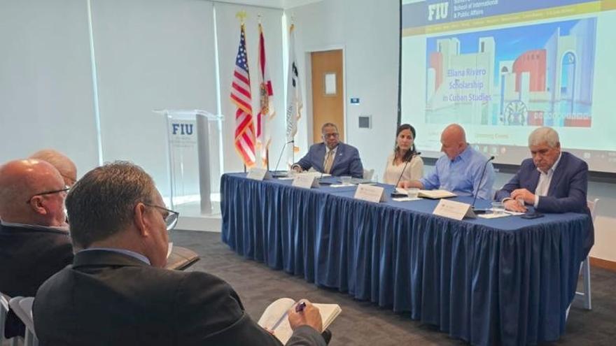 El subsecretario estadounidense Brian Nichols, en el extremo izquierdo, durante su intervención el 7 de marzo en la Universidad Internacional de Florida, en Miami. (Twitter/@WHAAsstSecty)
