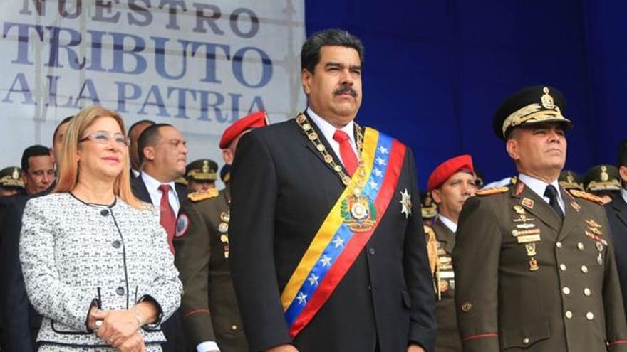 Nicolás Maduro en compañía de su esposa Cilia Flores y Vladimir Padrino. (EFE) 