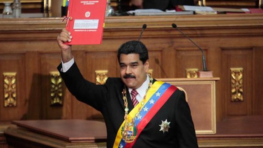Nicolás Maduro con la solicitud de Ley Habilitante en la Asamblea Nacional. (PSUV)