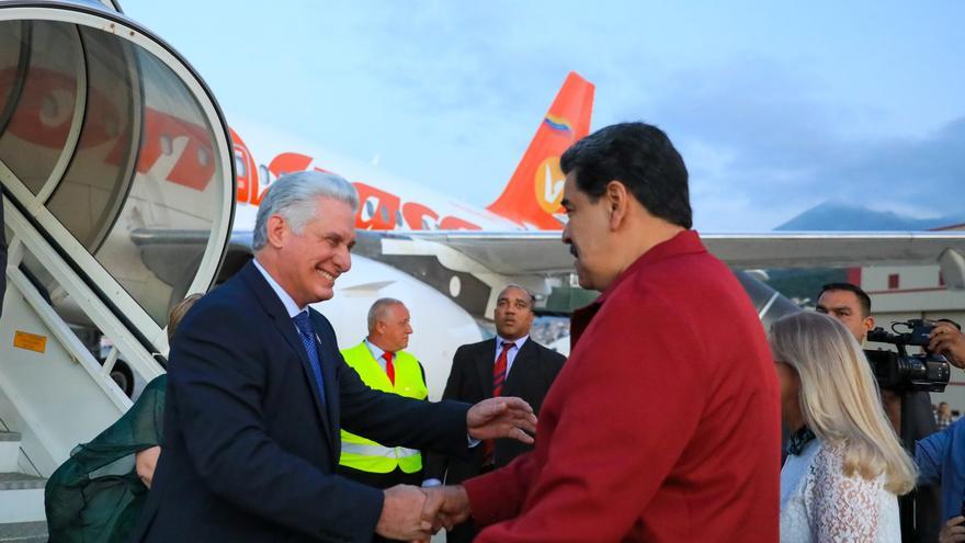 Nicolás Maduro recibió a Miguel Díaz-Canel en el aeropuerto a su llegada a Caracas. (NicolásMaduro)