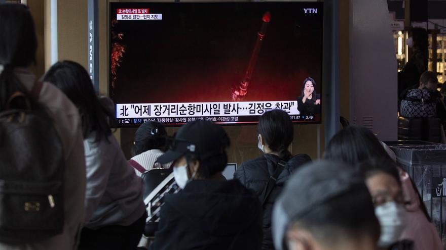 Noticias en televisión en Seúl, Corea del Sur, sobre un nuevo lanzamiento de misiles desde Corea del Norte, este jueves. (EFE/EPA/Jeon Heon-Kyun)