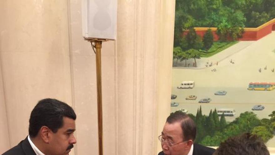 Nicolás Maduro explica al secretario general de la ONU, Ban Ki-moon, su versión sobre el conflicto en la frontera de Colombia y Venezuela. (@PresidencialVen)