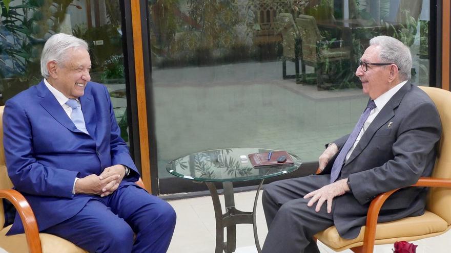 López Obrador mantuvo un encuentro con Raúl Castro en su visita a La Habana, justo antes de regresar a México. (Presidencia Cuba)