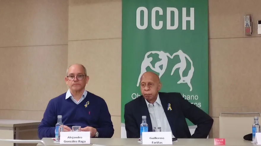 El director del Observatorio Cubano de Derechos Humanos (OCDH), Alejandro González, junto al opositor cubano Guillermo Fariñas. (EUROPA PRESS)