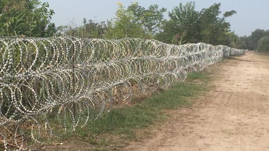 Organizaciones como HRW han denunciado vallas como la construida hasta el momento en Hungría que puede provocar profundos cortes a quien intenta atravesarla. (@LydsG)