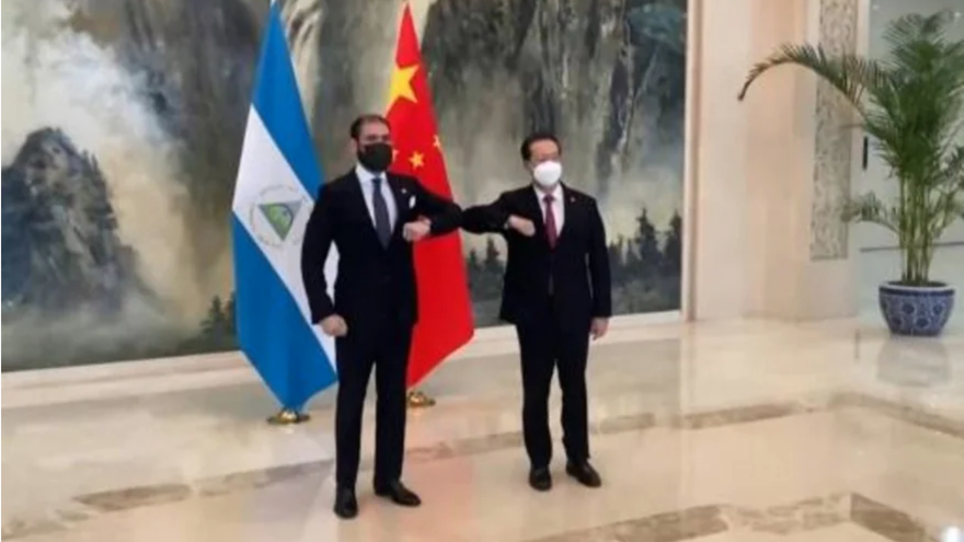 Laureano Ortega Murillo (izq.), hijo del presidente nicaragüense Daniel Ortega y asesor presidencial de Inversiones, Comercio y Cooperación Internacional, con el viceministro de Relaciones Exteriores de China, Ma Zhaoxu. (Captura)