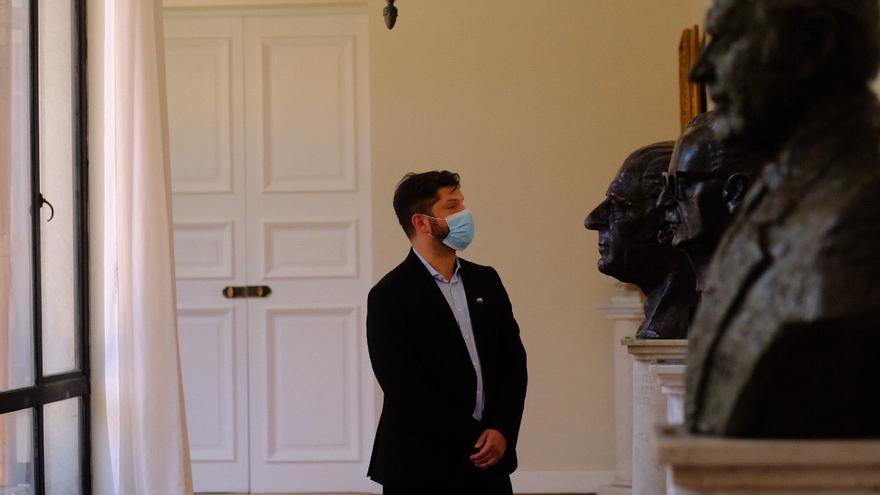 Boric acudió este lunes al Palacio de la Moneda por invitación de Sebastián Piñera. En la imagen, frente al busto de Salvador Allende. (@gabrielboric)