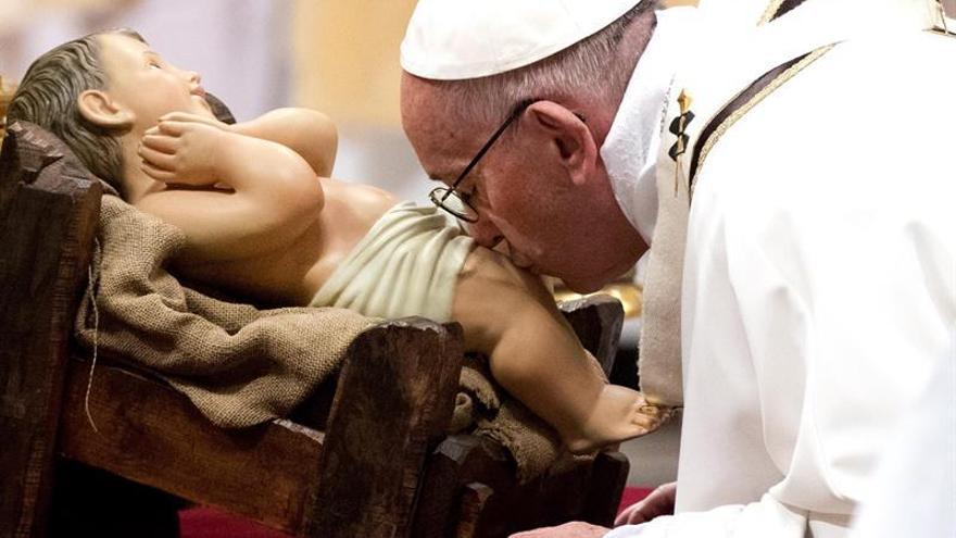 El Papa Francisco aprovechó su mensaje navideño para recordar a los niños que están bajo las bombas en Siria. (Archivo)