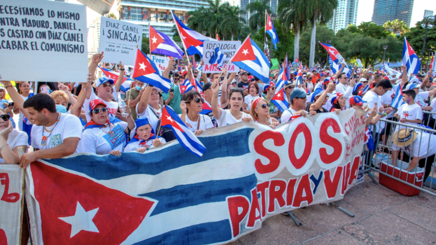 Miles de personas se congregaron este sábado en el Parque Bayfront de Miami, Florida, para apoyar las protestas en Cuba. (EFE/Cristóbal Herrera)
