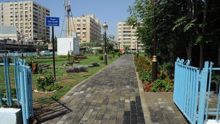 Parque en la calle Kim Il-sung de Damasco. Ambos, junto a un monolito, homenajean al fundador de Corea del Norte. (Sana)