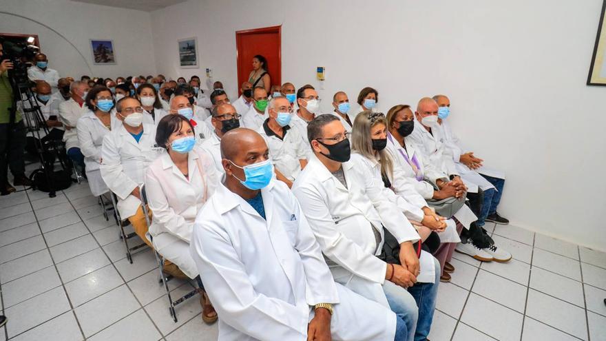 Parte de los 55 médicos cubanos que llegaron la segunda semana de agosto al estado mexicano de Colima. (Facebook/Indira Vizcaíno)